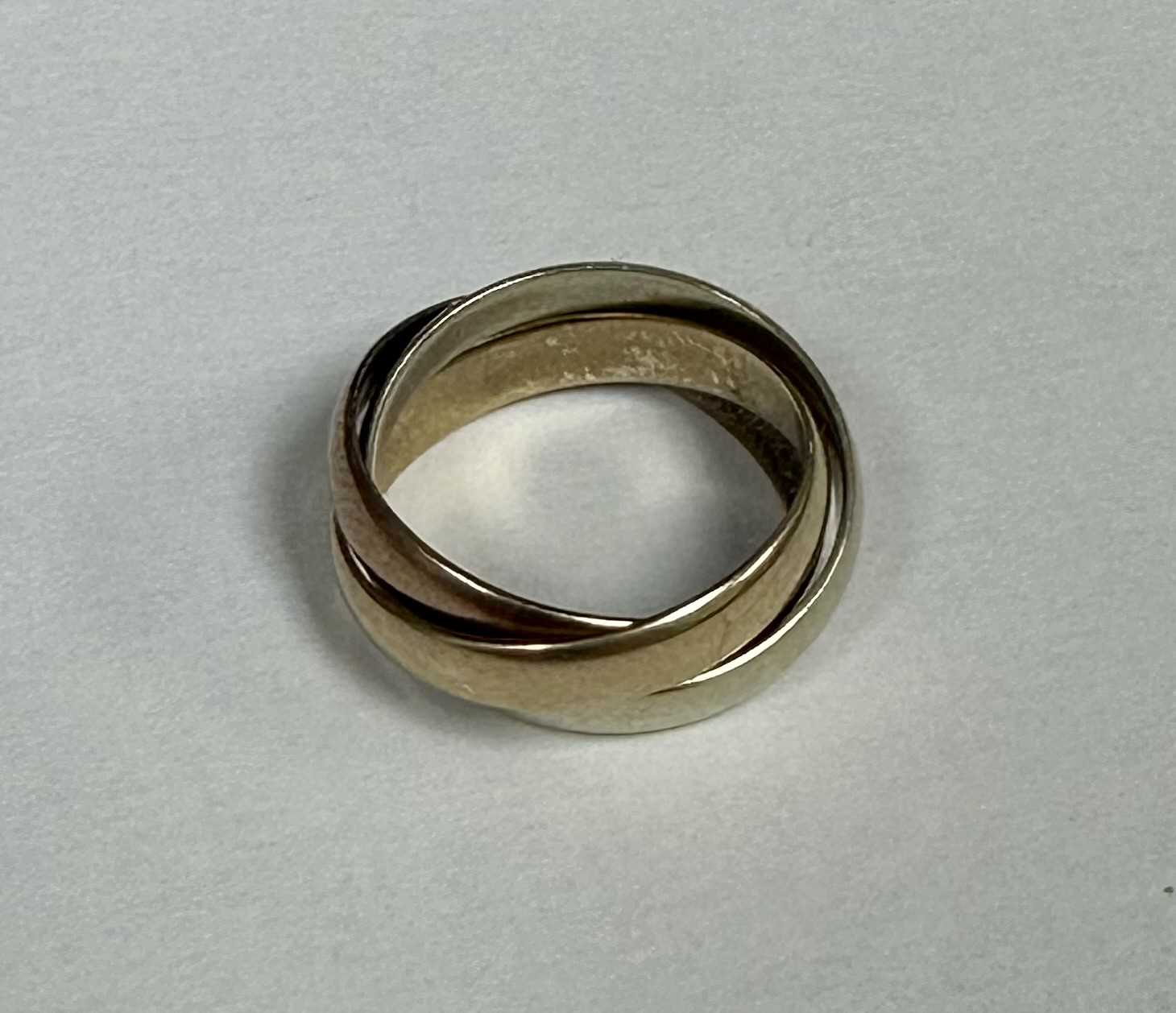 Lot 42 - 9ct gold Russian ring with three-colour gold