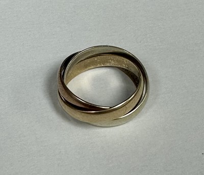 Lot 42 - 9ct gold Russian ring with three-colour gold bands, ring sizes approximately H