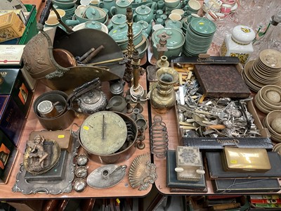 Lot 551 - Quantity of assorted metal wares to include brass, silver plated cutlery and other items.