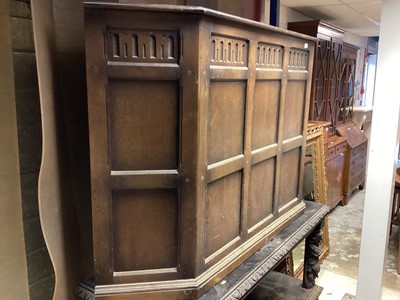 Lot 1378 - Panelled oak bar, 157cm wide, 99.5cm high