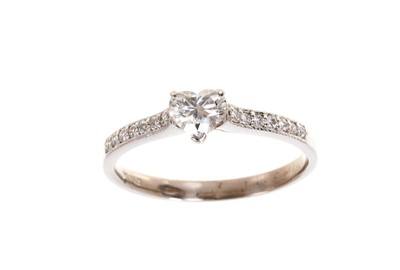 Lot 792 - Diamond heart shape ring approx 0.50ct