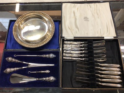 Lot 1106 - Two sets of six silver handled butter knives, a silver handled cased shoe horn, glover stretchers and button hooks set, together with a plated dish