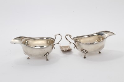 Lot 409 - Matched pair of sauce boats, London 1919 and Birmingham 1920