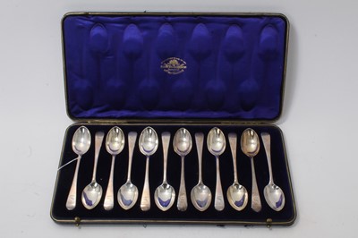 Lot 500 - Set of twelve Edwardian silver old English pattern teaspoons with engraved Rokeby crest, in original fitted case, (London 1905), maker Goldsmiths & Silversmiths Ltd, all at 10ozs.