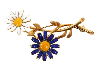 Lot 838 - Gucci yellow gold and enamel daisy brooch, the flower heads in white and blue with frosted leaves. 7g