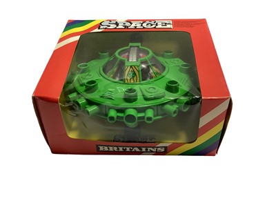 Lot 161 - Britains Space models including Alien Spaceship No.9120 (x2), Alien Space Cannon No.9125 & Stargard Space Cannon No.9115 (x2) & Stargard Command Craft No.9117 (6)
