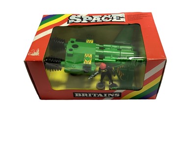 Lot 161 - Britains Space models including Alien Spaceship No.9120 (x2), Alien Space Cannon No.9125 & Stargard Space Cannon No.9115 (x2) & Stargard Command Craft No.9117 (6)
