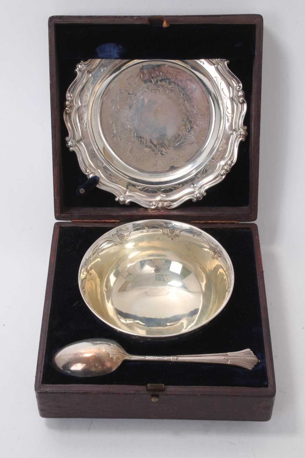 Lot 588 - Victorian silver porridge bowl, stand and spoon set in case