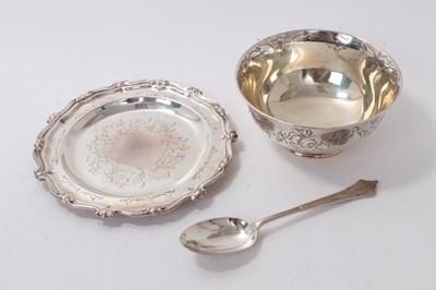 Lot 588 - Victorian silver porridge bowl, stand and spoon set in case