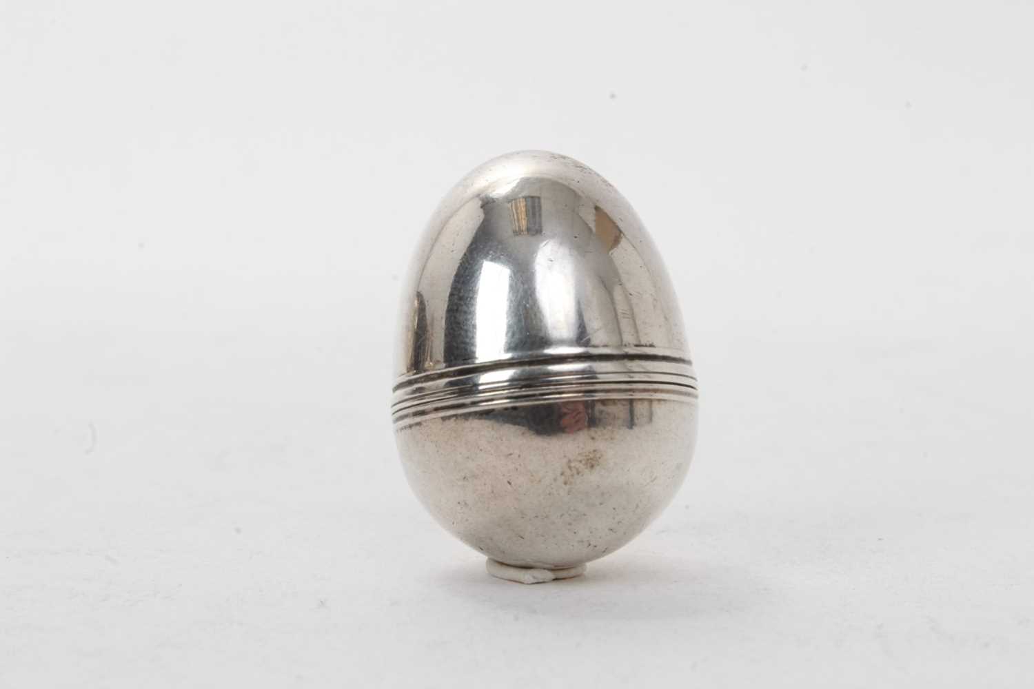 Lot 580 - Georgian silver egg formed nutmeg grater