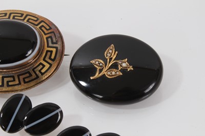 Lot 688 - A group of Victorian agate jewellery to include a carved agate cameo stick pin, a pair of 9ct gold and banded agate cufflinks, two gold black enamel and banded agate brooches, another black agate b...