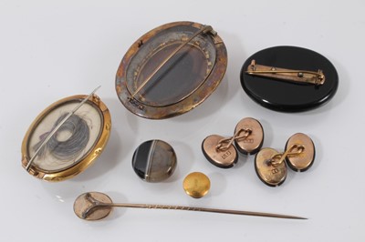 Lot 688 - A group of Victorian agate jewellery to include a carved agate cameo stick pin, a pair of 9ct gold and banded agate cufflinks, two gold black enamel and banded agate brooches, another black agate b...