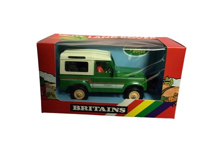 Lot 188 - Britains Plain Trade Box Farm Landrover 3 Pack No.9512 (Complete) (1)