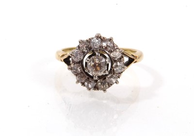 Lot 831 - Antique diamond cluster ring