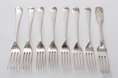 Lot 419 - Five late Victorian silver Old English pattern dessert forks (Sheffield 1902) John