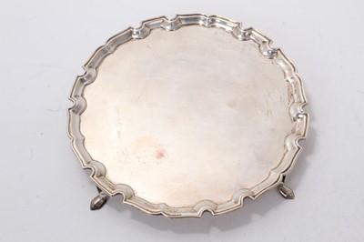 Lot 512 - George V silver salver of circular form, with pie crust border, raised on four hoof feet, (Birmingham 1920), maker Elkington & Co, 12ozs, 21cm in diameter.