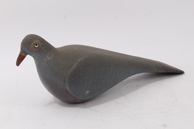 Lot 1115 - Antique decoy pigeon