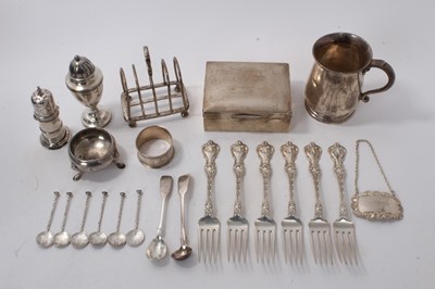 Lot 527 - Edwardian silver wire frame toast rack, (London 1909), together with other silver and white metal items including a silver cigarette box, salt cellar and various other items (various dates and make...