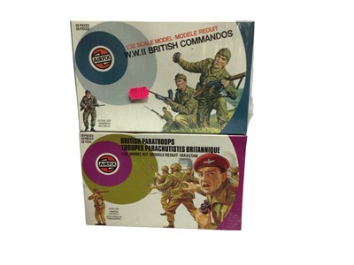 Lot 273 - Airfix 1970's 1:32 Scale Military Series Target Pattern Artwork Allied Soldiers including British Commandos (x3), Paratroops, 8th Army, & Infantry Support Group (x4), plus American Infantry (x5) &...