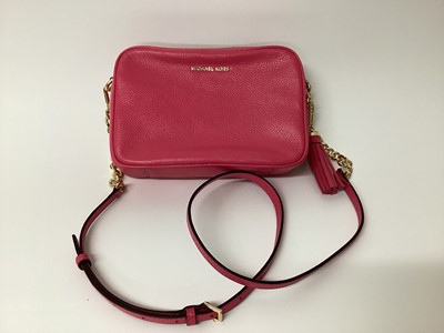 Lot 2078 - Michael Kors Jet Set medium pebbled leather crossover bag in Geranium. With soft dust bag. Very good condition.