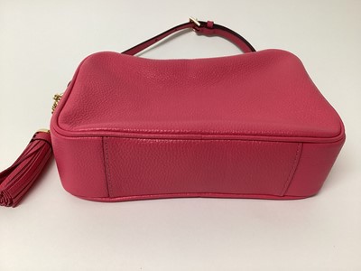 Lot 2078 - Michael Kors Jet Set medium pebbled leather crossover bag in Geranium. With soft dust bag. Very good condition.