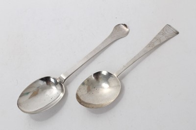 Lot 560 - Early English silver trefid spoon, with rattail bowl and engraved initials R over I M (Circa 1700)