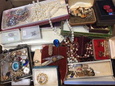 Lot 19 - Group of vintage costume jewellery and bijouterie including brooches, beads, simulated pearls, cufflinks etc