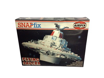 Lot 292 - Airfix Space model kit including Snap Fix Flying Saucer No.07171 & Starcruiser Interceptor No.05174, boxed (artwork damaged to one), plus Clip Together Starcruiser 1 No.7170,Lunar Module No.03013 &...