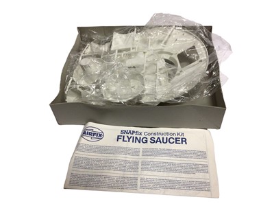 Lot 292 - Airfix Space model kit including Snap Fix Flying Saucer No.07171 & Starcruiser Interceptor No.05174, boxed (artwork damaged to one), plus Clip Together Starcruiser 1 No.7170,Lunar Module No.03013 &...