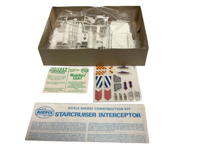 Lot 292 - Airfix Space model kit including Snap Fix Flying Saucer No.07171 & Starcruiser Interceptor No.05174, boxed (artwork damaged to one), plus Clip Together Starcruiser 1 No.7170,Lunar Module No.03013 &...