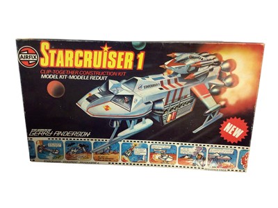 Lot 292 - Airfix Space model kit including Snap Fix Flying Saucer No.07171 & Starcruiser Interceptor No.05174, boxed (artwork damaged to one), plus Clip Together Starcruiser 1 No.7170,Lunar Module No.03013 &...