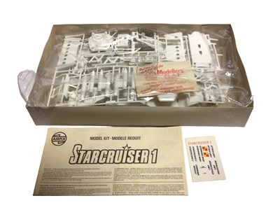 Lot 292 - Airfix Space model kit including Snap Fix Flying Saucer No.07171 & Starcruiser Interceptor No.05174, boxed (artwork damaged to one), plus Clip Together Starcruiser 1 No.7170,Lunar Module No.03013 &...