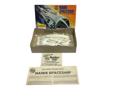 Lot 292 - Airfix Space model kit including Snap Fix Flying Saucer No.07171 & Starcruiser Interceptor No.05174, boxed (artwork damaged to one), plus Clip Together Starcruiser 1 No.7170,Lunar Module No.03013 &...