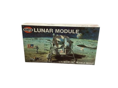 Lot 292 - Airfix Space model kit including Snap Fix Flying Saucer No.07171 & Starcruiser Interceptor No.05174, boxed (artwork damaged to one), plus Clip Together Starcruiser 1 No.7170,Lunar Module No.03013 &...