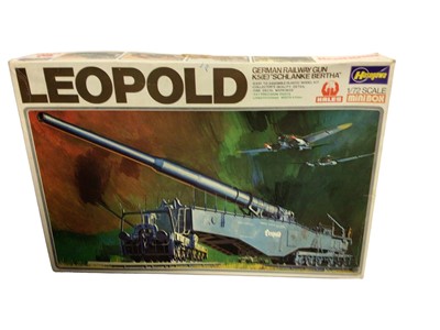 Lot 300 - Hasegava 1:72 Scale Leopoldo German Railway Gun Mini Box 28 & Morser Karl German 600mm on railway carrier Mini Box 32,  Monogram 1:10 Scale American Courage Series Three Fighting Men No.6085 & 1:35...