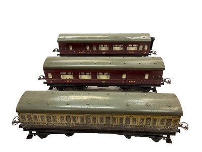 Lot 1859 - Railway Hornby O gauge No 2 Corridor Coach 1st-3rd C574, (x2) both boxed plus an uboxed selection of various carriages (Qty)