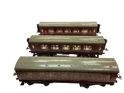 Lot 1859 - Railway Hornby O gauge No 2 Corridor Coach 1st-3rd C574, (x2) both boxed plus an uboxed selection of various carriages (Qty)
