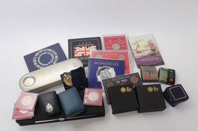 Lot 433 - World - Mixed coins to include Canada silver proofs 1oz maple leaf 2002, Golden Jubilee Dollar 2002, G.B. Royal Mint silver proof Olympic Games £2 2008 coins x 2, £5 2012, Westminster Two Penny Blu...