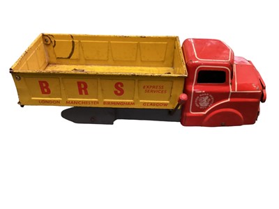 Lot 1761 - Triang tin plate lorries including two open bed trucks, Jib Crane truck, Cab & Chasis plus MarX BRS Express Servives Tipper Truck, all unboxed  (5)