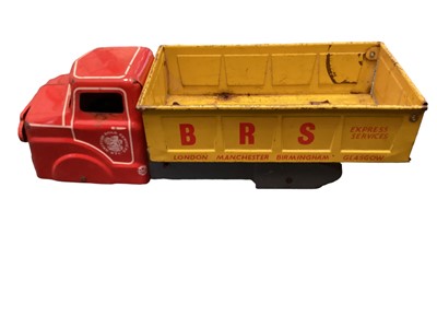 Lot 1761 - Triang tin plate lorries including two open bed trucks, Jib Crane truck, Cab & Chasis plus MarX BRS Express Servives Tipper Truck, all unboxed  (5)