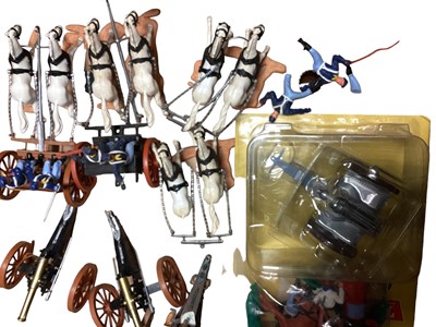 Lot 1943 - Timpo swoppet Federal gun teams & limber, Covered Wagon, Chuck Wagon, Stage Coach (parts missing), all loose & Gatling Gun, boxed (qty)