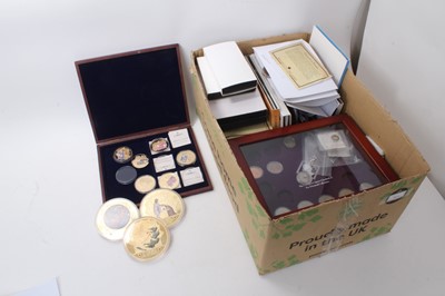 Lot 501 - World - Mixed coins, medallions and accessories to include .585 (14ct) gold ½ gm coins x 3, Alderney £5 coin set, Royal Mint brilliant UNC year set 2022, G.B. silver, cupro-nickel, glass topped col...