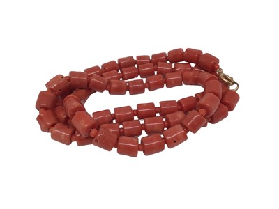 Lot 23 - Antique coral bead necklace