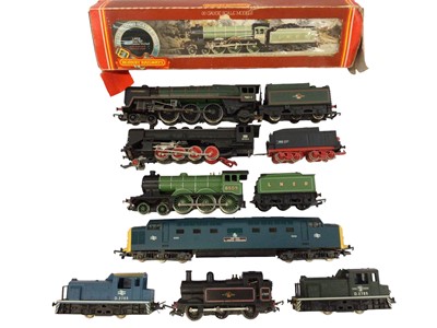 Lot 668 - Group of Hornby OO gauge to include engines and rolling stock track, buildings and accessories.