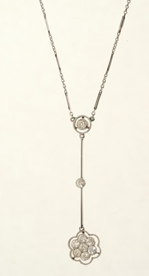 Lot 687 - Early 20th century diamond pendant necklace