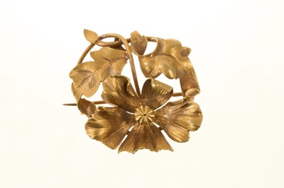 Lot 653 - Late 19th century French 18ct gold stylised flower brooch, 30mm