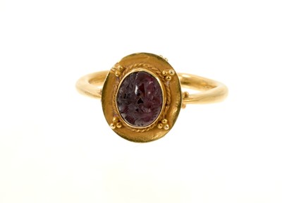 Lot 595 - Antique Roman style ring with an intaglio carved garnet