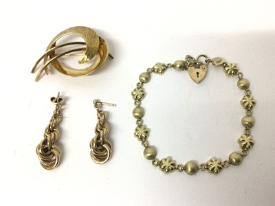 Lot 116 - 14ct gold bracelet, together with a 9ct gold brooch and a pair of 9ct gold earrings