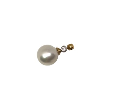 Lot 54 - 18ct gold mounted South Sea cultured pearl and diamond pendant