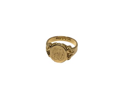Lot 72 - 18ct gold signet ring